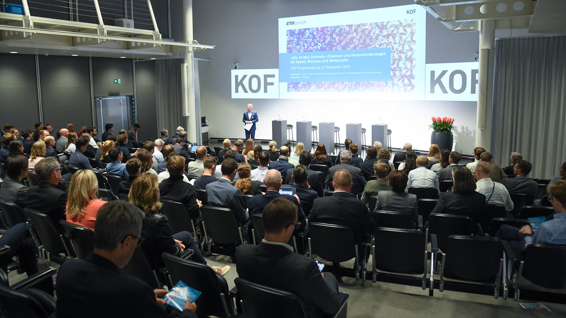 Enlarged view: ‘A Switzerland of 10 million people: challenges and opportunities for jobs, housing and the economy’; this was the topic being discussed by experts at KOF’s forecasting conference held in UBS’s Grünenhof conference centre. Moderator Reto Lipp can be seen on the left of the stage at the front (photo: André Springer).