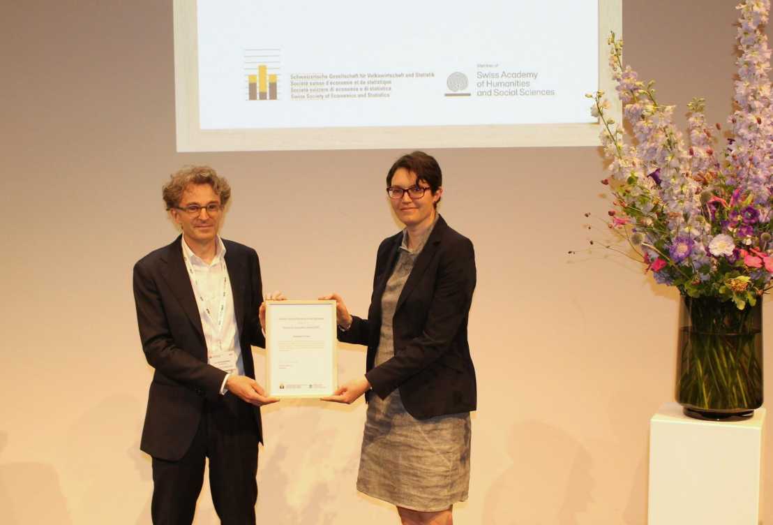 Vergrösserte Ansicht: SGVS-Präsident Kurt Schmidheiny überreicht den Wirtschaftsjournalismuspreis 2025 an Mathilde Farine (RTS). 